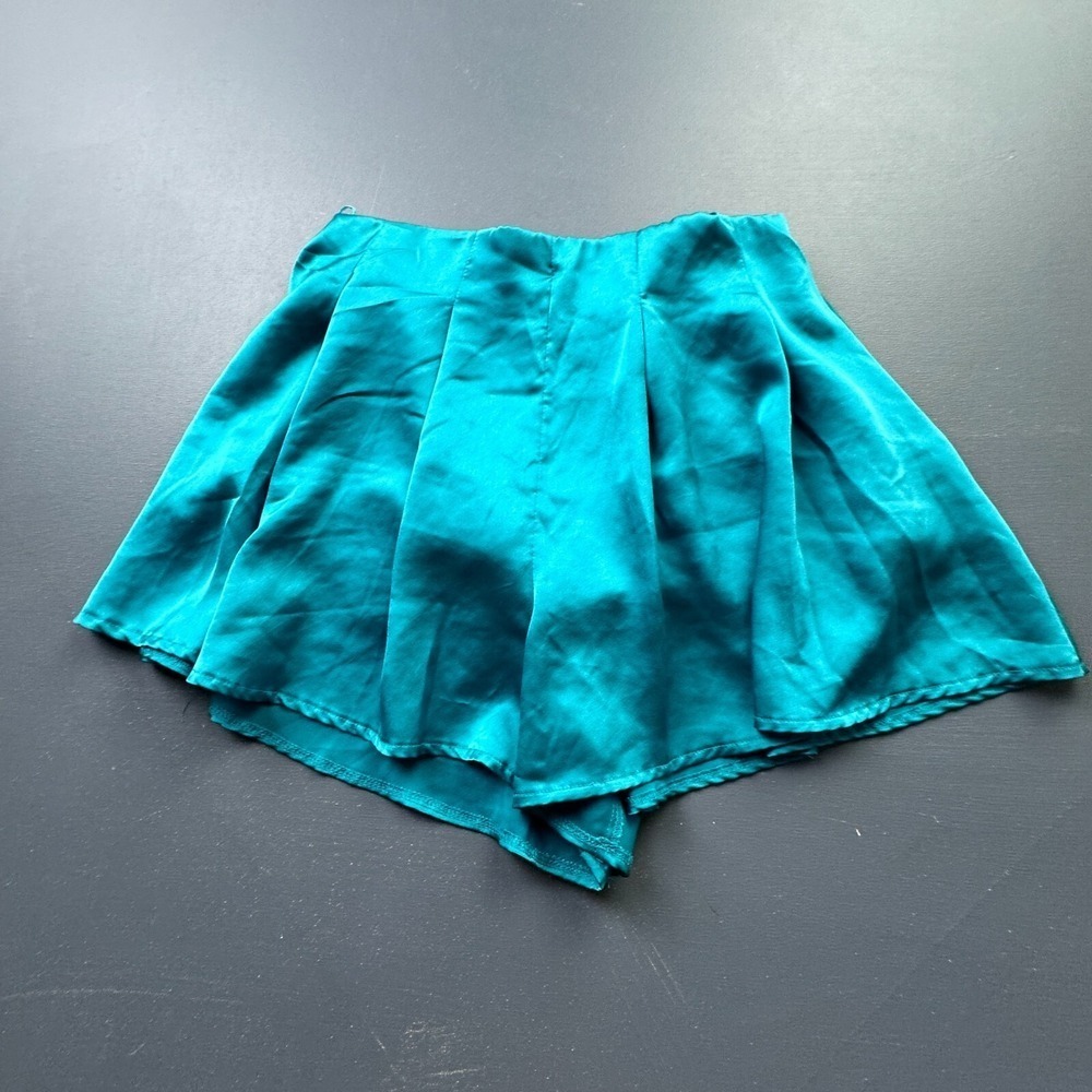 Solaris Style Womens Size Medium Green Satin Pleated Shorts Elastic Waist Casual